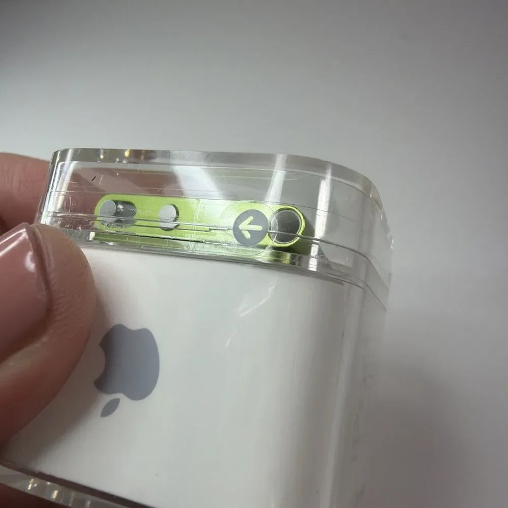 Apple iPod Shuffle 4th Generation (2 GB) Green New & Factory Sealed Model A1373